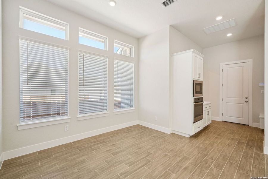 Spacious, unfurnished interior of a new home in Meyer Ranch, New Braunfels (Image 12).