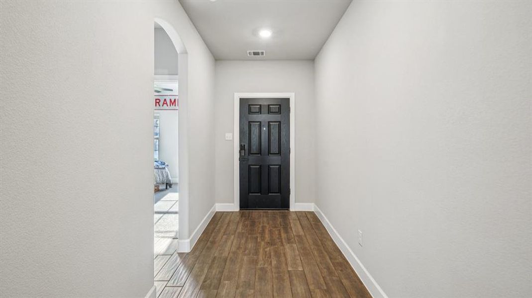 Spacious, unfurnished interior of a new home in Sycamore Cove, Hickory Creek (Image 20).