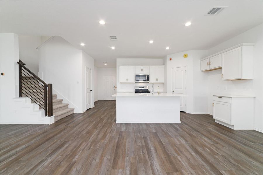 Spacious, unfurnished interior of a new home in Sunterra, Katy (Image 19).