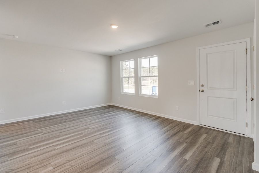 Spacious, unfurnished interior of a new home in Astoria, Columbia (Image 13).