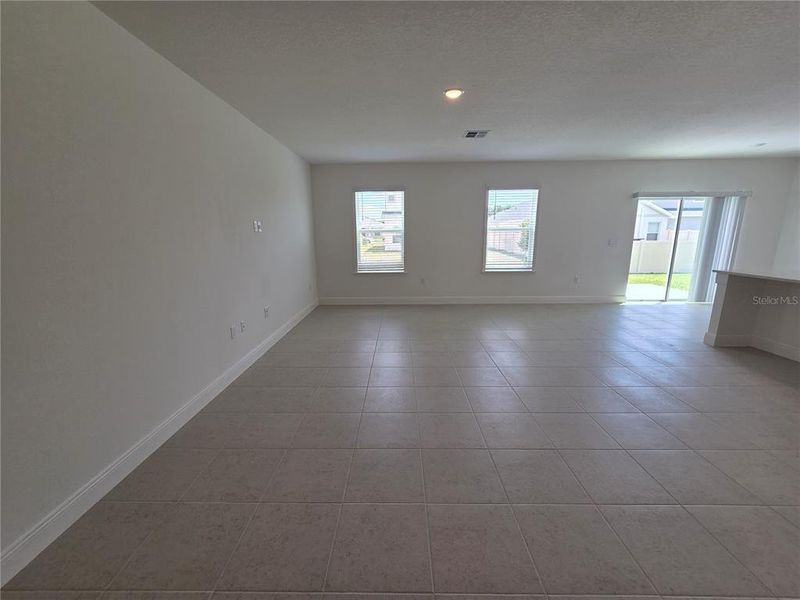 Spacious, unfurnished interior of a new home in Villamar, Winter Haven (Image 25).