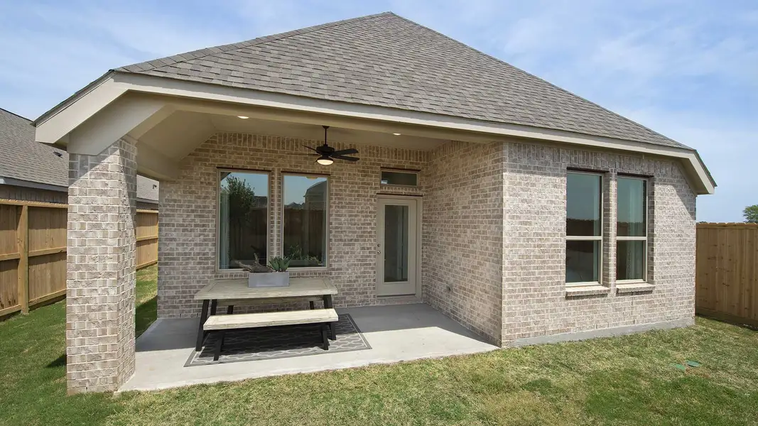 Exterior details and patio area of a home in Candela, Richmond (Image 3).