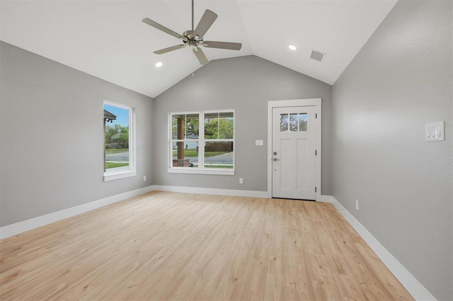 Spacious, unfurnished interior of a new home in , Sherman (Image 15).