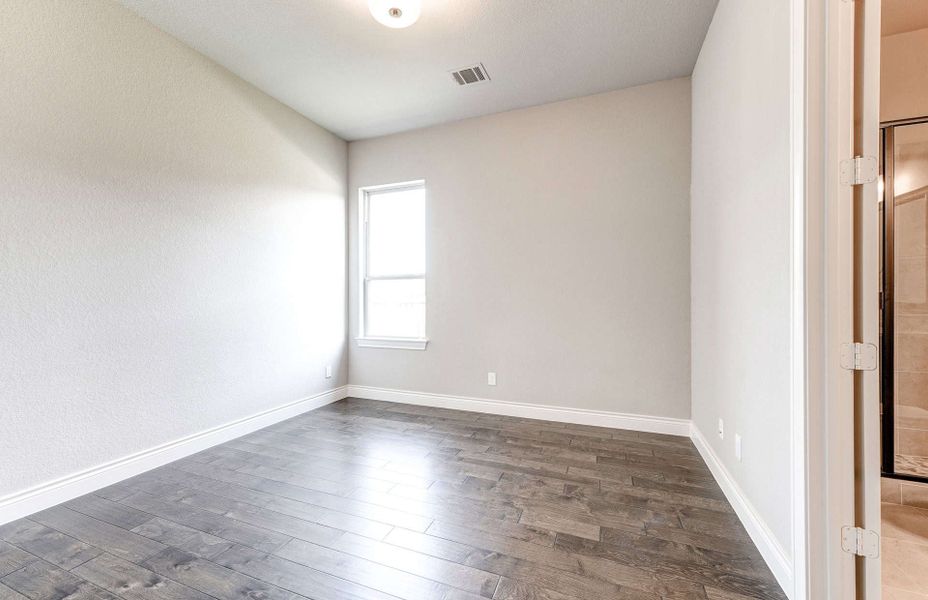Representative unfurnished interior of a home built from the 4590 by Ravenna Homes in Artavia 70′, Conroe (Image 38).