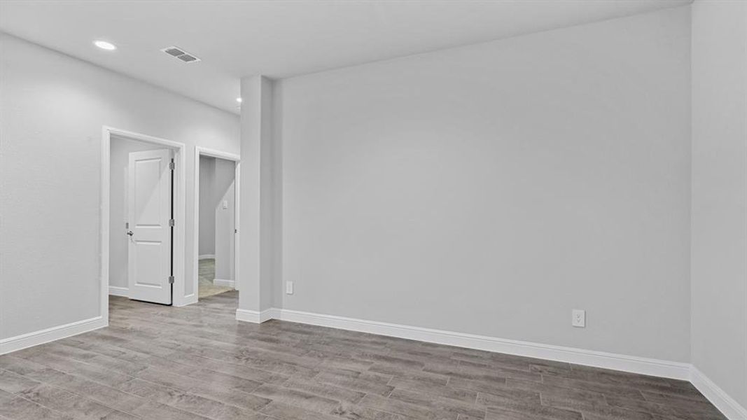 Spacious, unfurnished interior of a new home in Trails of Elizabeth Creek, Fort Worth (Image 36).