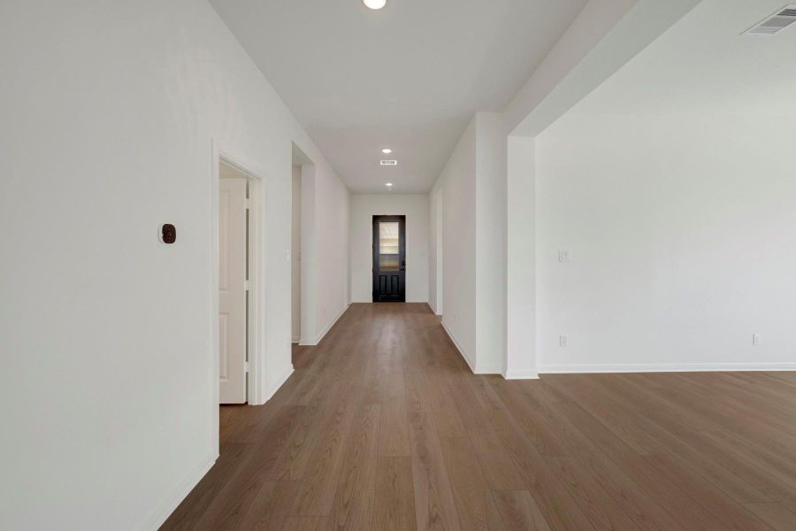 Spacious, unfurnished interior of a new home in The Grand Prairie 50’, Hockley (Image 20).