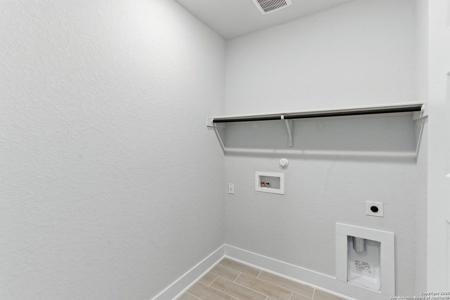 Spacious, unfurnished interior of a new home in Alsatian Oaks, Castroville (Image 20).