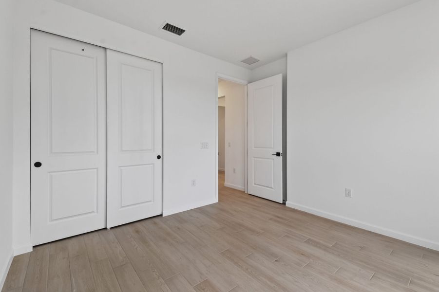 Spacious, unfurnished interior of a new home in Hendrix Reserve, Lake Worth (Image 18).