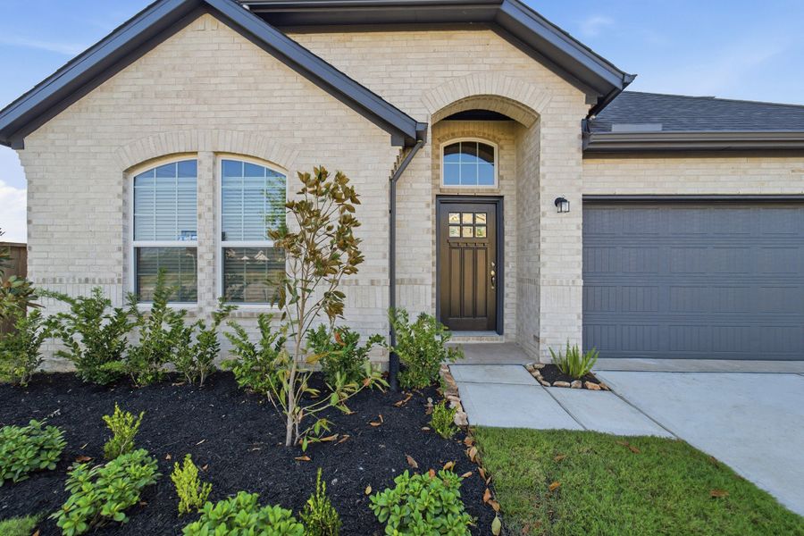 Exterior details and patio area of a home in Ashland, Richwood (Image 3).