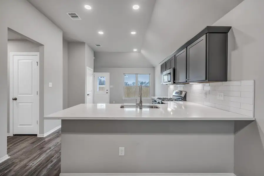 **Photos are sample photos of similar plan. Colors and features might vary** **Photos are sample photos of similar plan. Colors and features might vary**