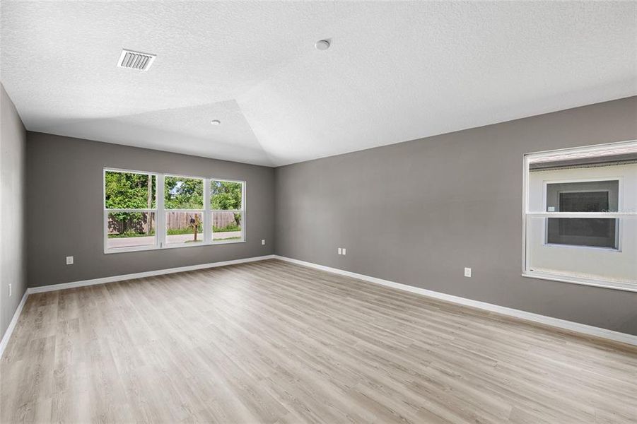 Spacious, unfurnished interior of a new home in , Sarasota (Image 19).