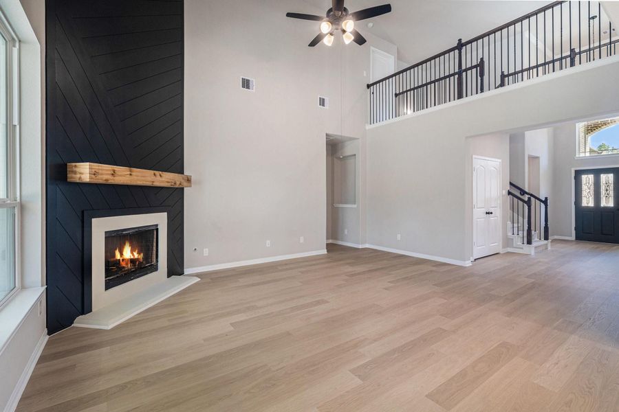 Spacious, unfurnished interior of a new home in Deer Pines, Conroe (Image 14).