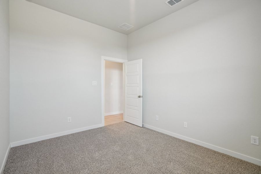 Spacious, unfurnished interior of a new home in Meyer Ranch, New Braunfels (Image 31).