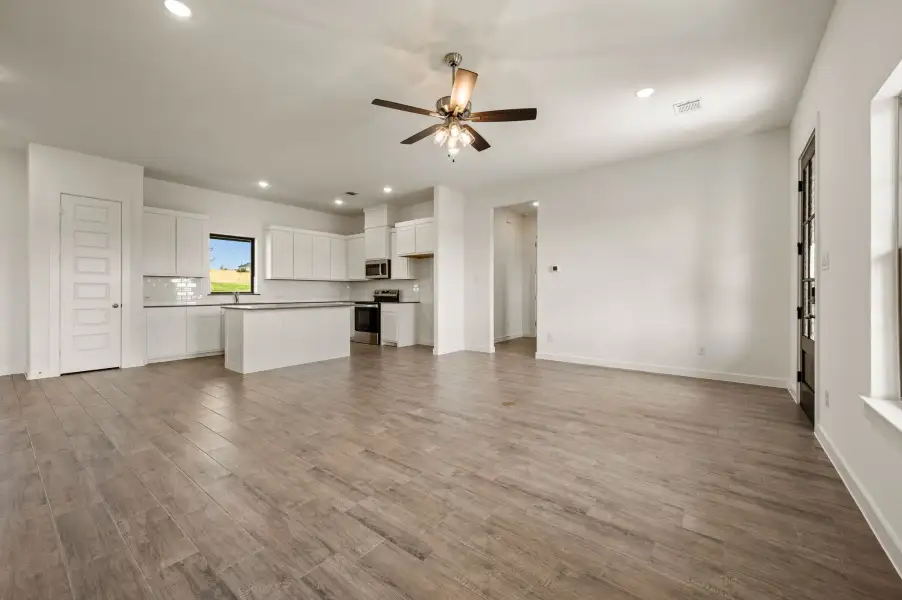 Spacious, unfurnished interior of a new home in Gatlin Ranch, Springtown (Image 19).