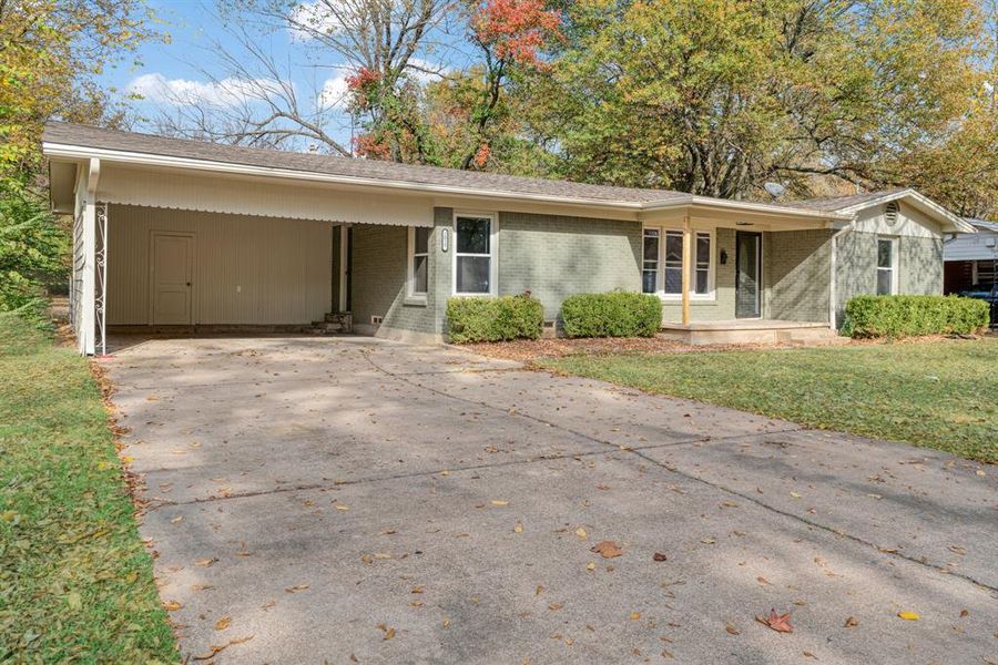 Exterior details and patio area of a home in , Paris (Image 15).