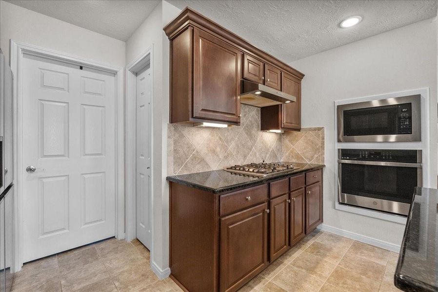 Chef's eat-in island kitchen features 42" cabinets with crown molding, granite countertops, stainless steel appliances and a breakfast bar Chef's eat-in island kitchen features 42" cabinets with crown molding, granite countertops, stainless steel appliances and a breakfast bar