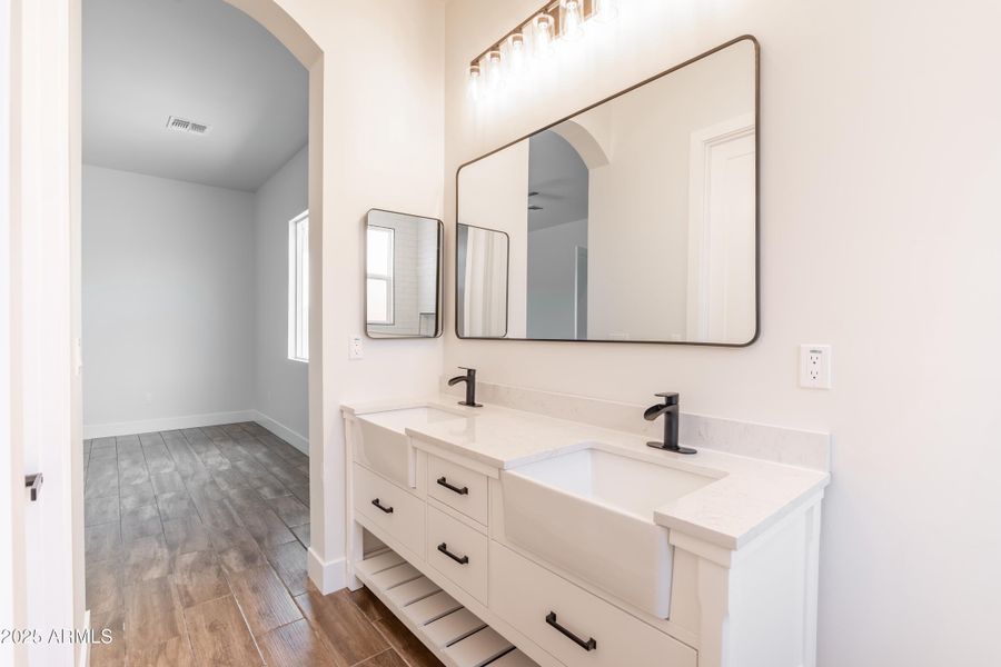 Master Bathroom (3) Master Bathroom (3)