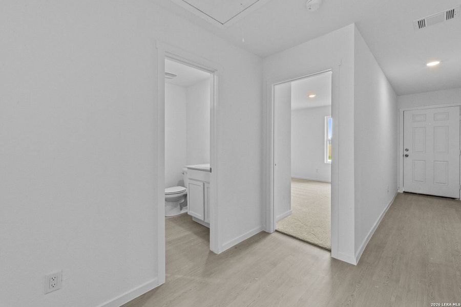 Spacious, unfurnished interior of a new home in Spring Grove, St. Hedwig (Image 10).