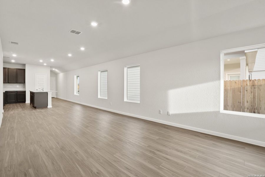 Spacious, unfurnished interior of a new home in Dauer Ranch, New Braunfels (Image 17).