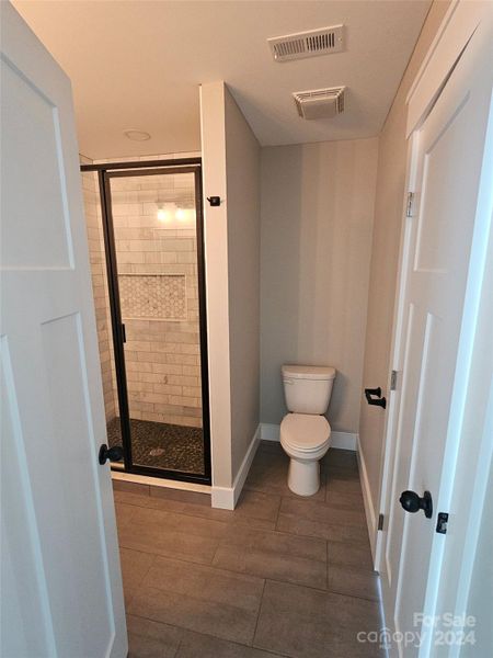 Main lvl Bathroom