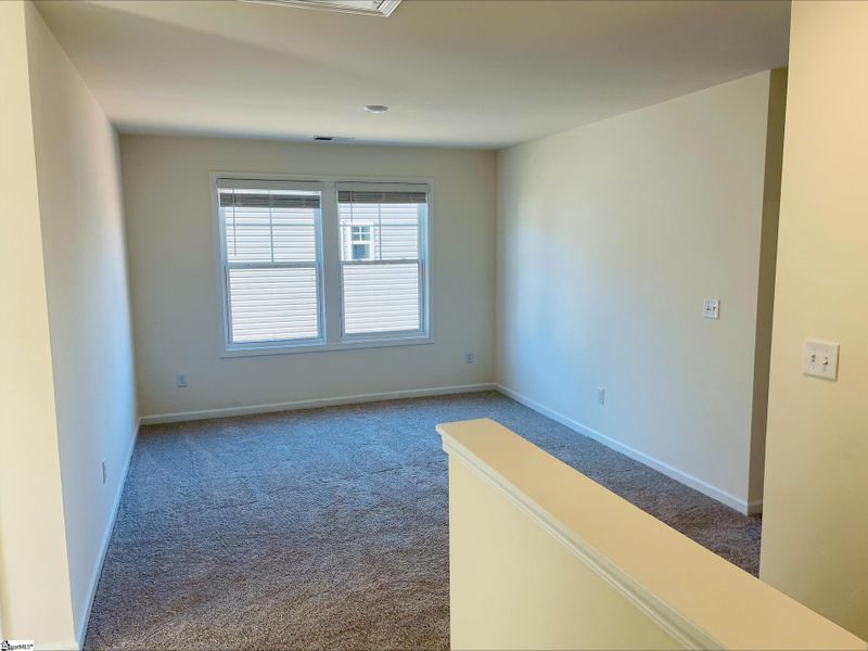 Spacious, unfurnished interior of a new home in Lynbrook, Boiling Springs (Image 6).