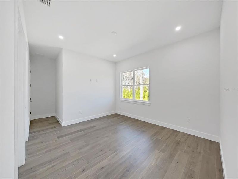 Spacious, unfurnished interior of a new home in Southern Hills Plantation, Brooksville (Image 34).