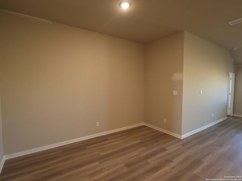 Spacious, unfurnished interior of a new home in Mesquite Ridge, San Antonio (Image 10).