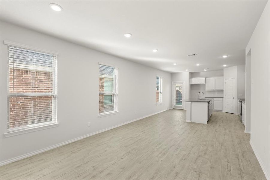 09. 3312 Sedge Grass - Dining