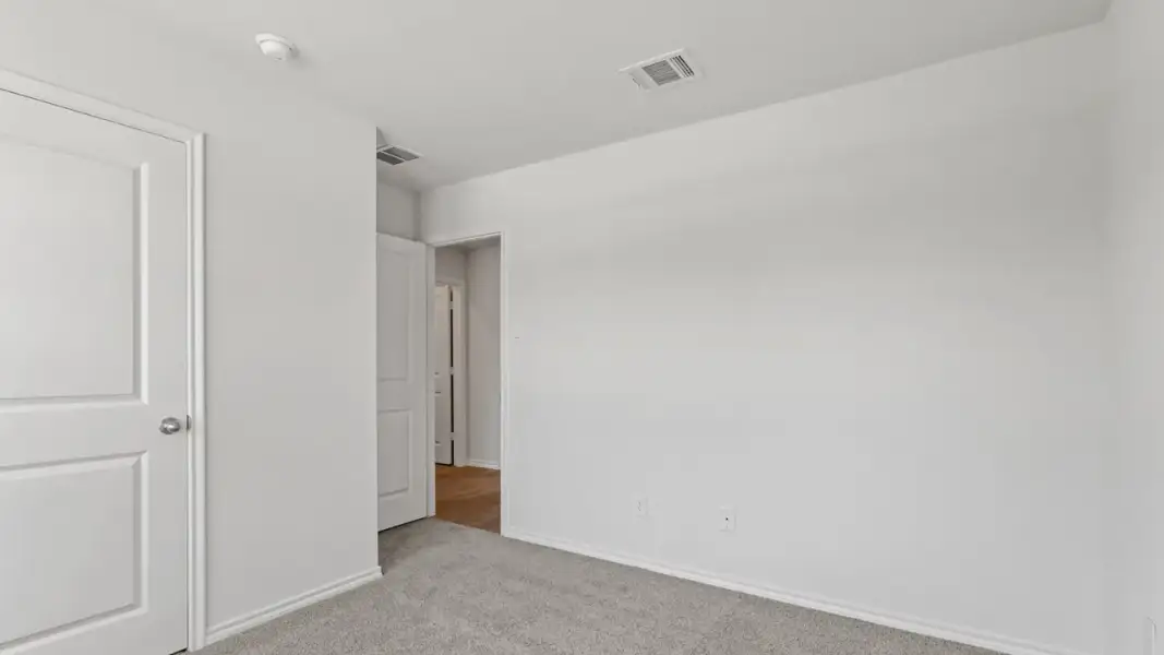 Spacious, unfurnished interior of a new home in Saddlebrook, Waxahachie (Image 21).