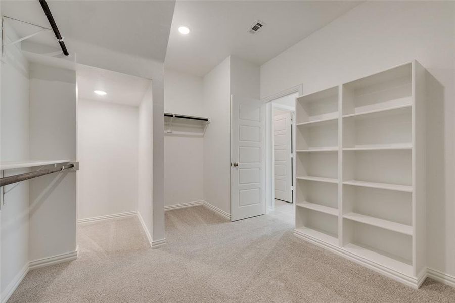 Spacious, unfurnished interior of a new home in Villages of Hurricane Creek, Anna (Image 21).