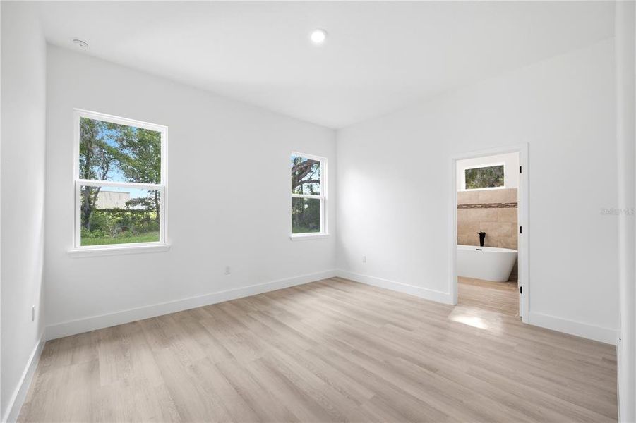 Spacious, unfurnished interior of a new home in , Ocala (Image 19).