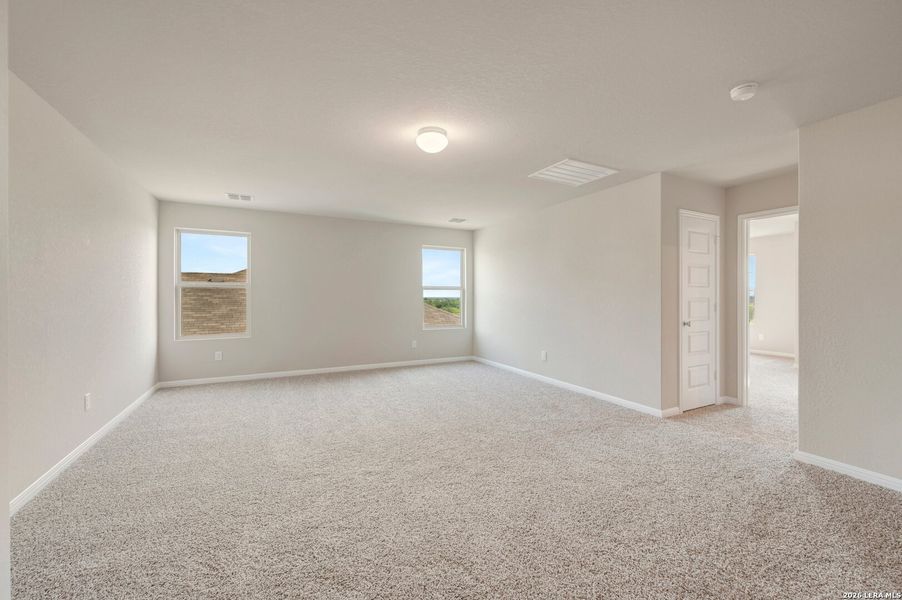 Spacious, unfurnished interior of a new home in Mesquite Ridge, San Antonio (Image 36).