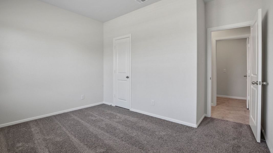 Representative unfurnished interior of a home built from the Ozark by D.R. Horton in Saratoga, Granbury (Image 26).