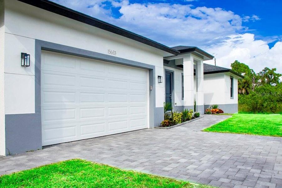 Exterior details and patio area of a home in , Port Charlotte (Image 4).