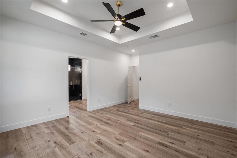 En suite primary bathroom