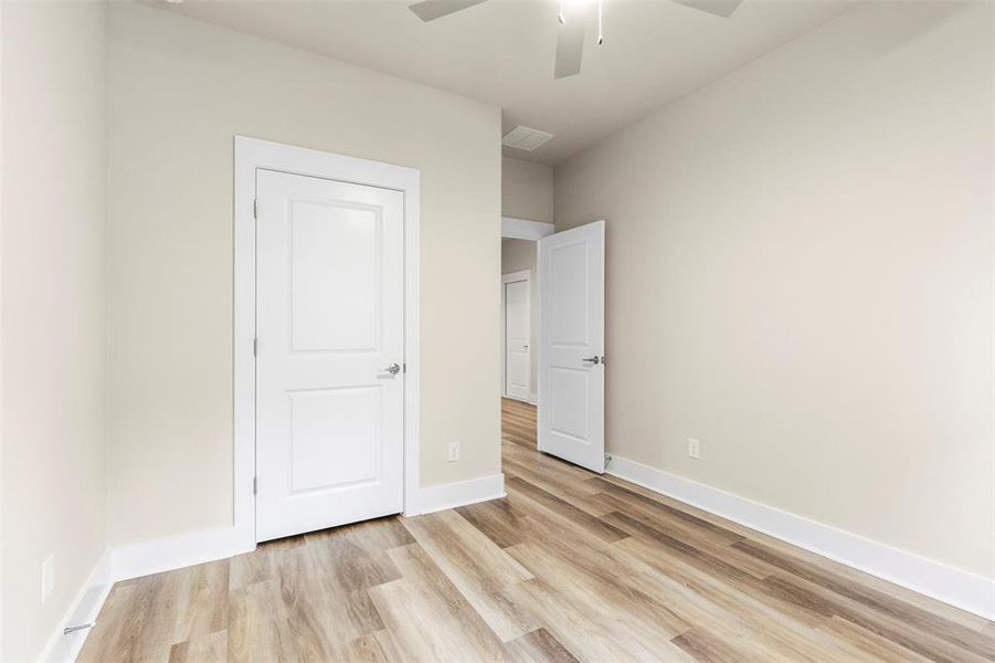 Spacious, unfurnished interior of a new home in , Sherman (Image 35).