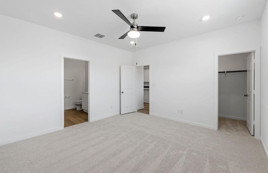 Spacious, unfurnished interior of a new home in Sunfield, Buda (Image 16).