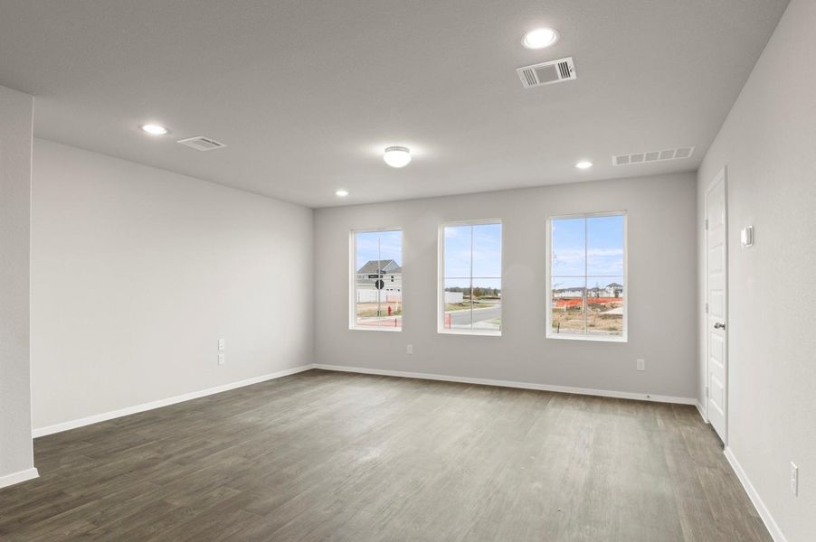 Spacious, unfurnished interior of a new home in Harvest Ridge, Elgin (Image 24).