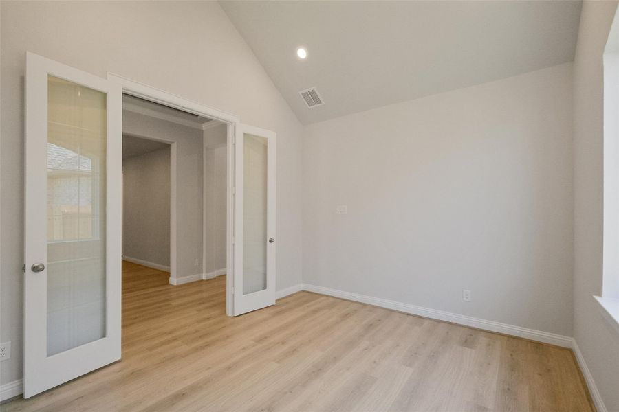 Spacious, unfurnished interior of a new home in Sienna 65', Missouri City (Image 34).
