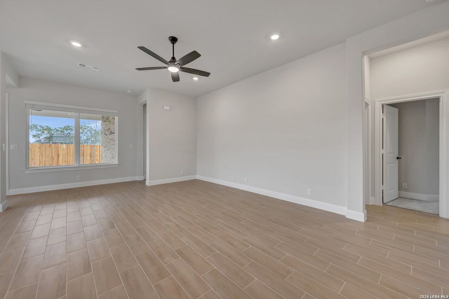 Spacious, unfurnished interior of a new home in Davis Ranch 50', San Antonio (Image 27).