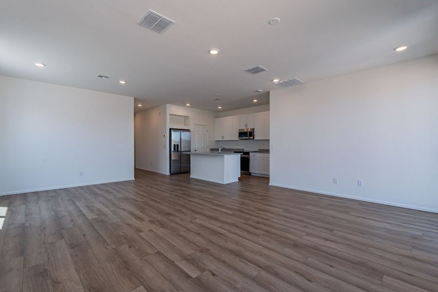 Spacious, unfurnished interior of a new home in North Copper Canyon, Surprise (Image 12).