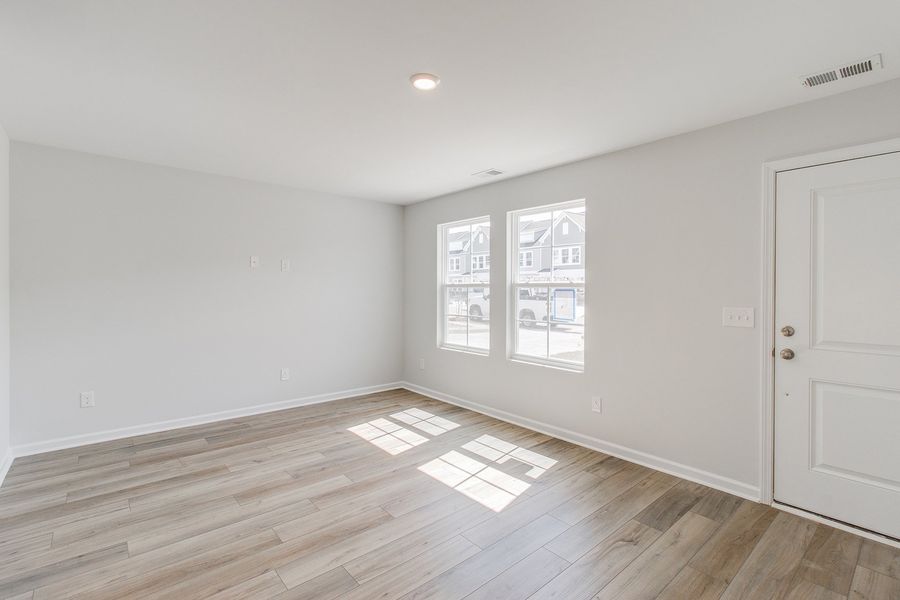 Spacious, unfurnished interior of a new home in Astoria, Columbia (Image 13).