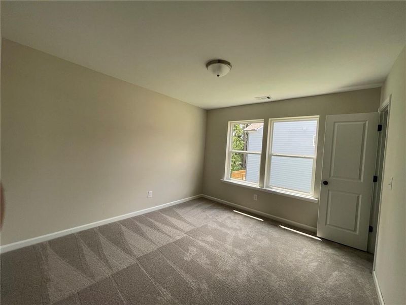 Spacious, unfurnished interior of a new home in Edenglen, Buford (Image 24).