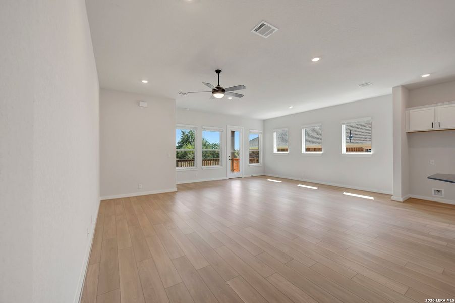 Spacious, unfurnished interior of a new home in Meyer Ranch – Select Reserve Series, New Braunfels (Image 17). Spacious, unfurnished interior of a new home in Meyer Ranch – Select Reserve Series, New Braunfels (Image 17).