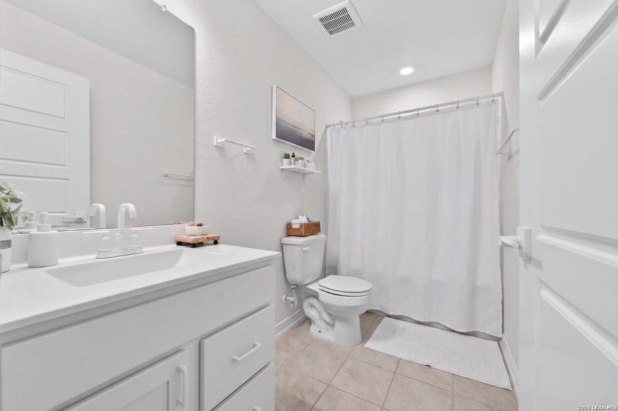 Furnished interior view inside a new home in , Boerne (Image 12).