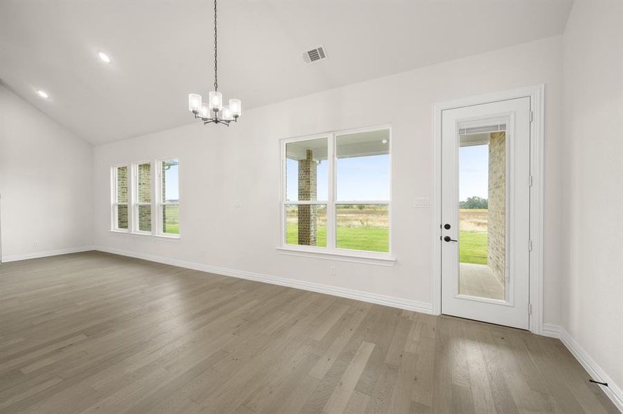 211 Marie- Dining 211 Marie- Dining