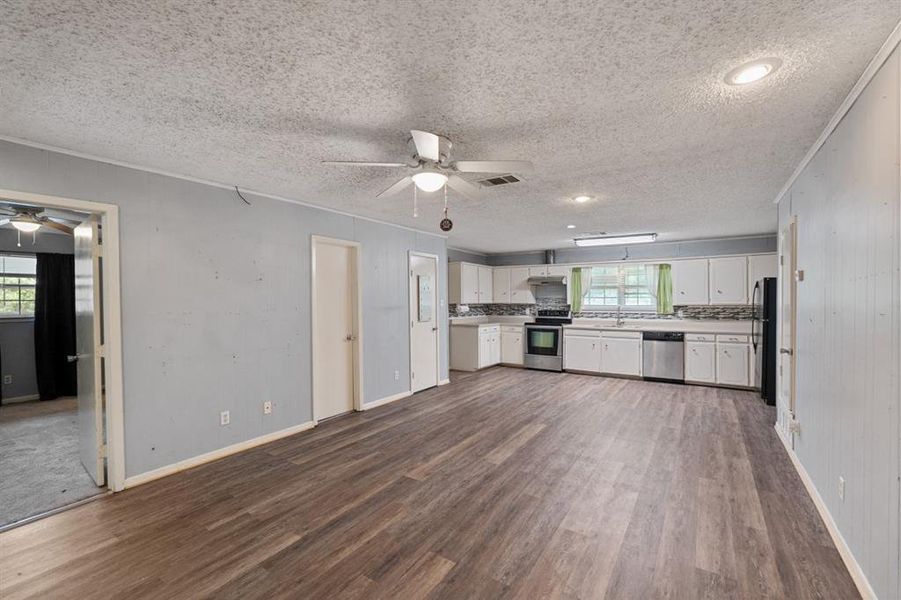 Spacious, unfurnished interior of a new home in , Gun Barrel City (Image 10).