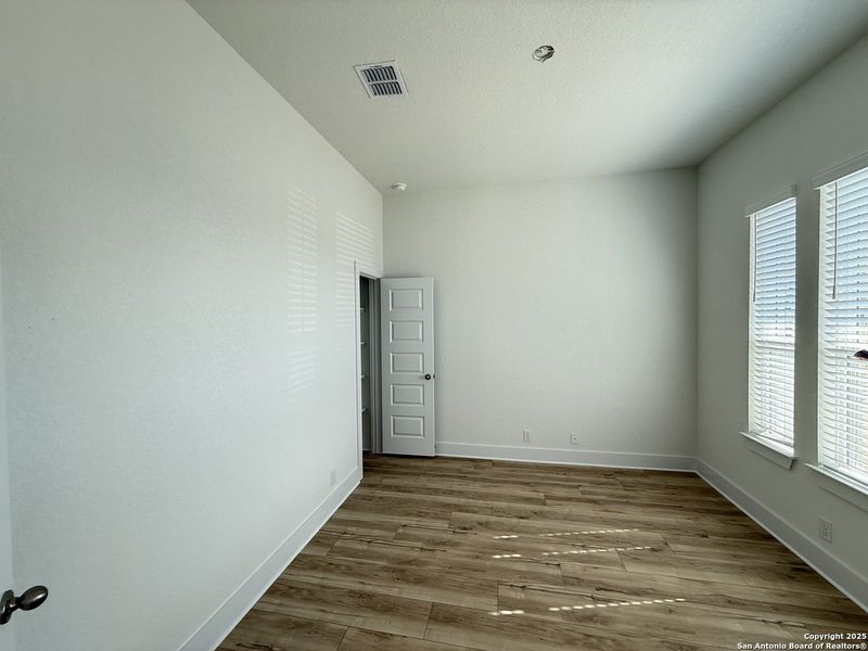 Spacious, unfurnished interior of a new home in Buffalo Crossing, Cibolo (Image 22).