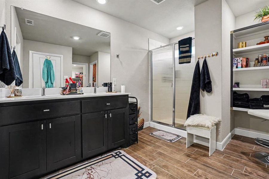 Furnished interior view inside a new home in , Cedar Hill (Image 8).
