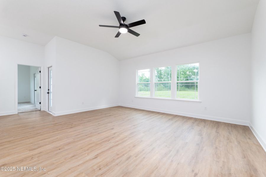 Spacious, unfurnished interior of a new home in , Middleburg (Image 20).